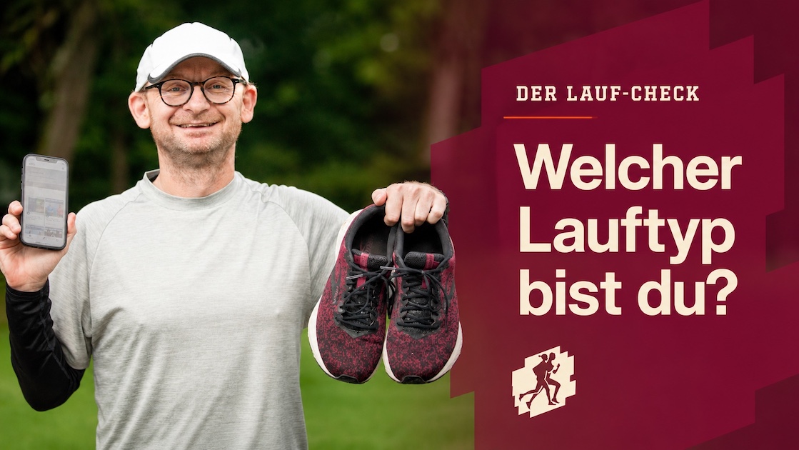 Der Lauf-Check – welcher Lauftyp bist du? Torsten mit Laufschuhen und dem Test auf dem Smartphone.